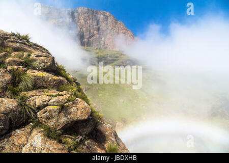 Regenbogen im Innern einer Wolke auf Sentinel Wandern, Drakensberge, Südafrika Stockfoto