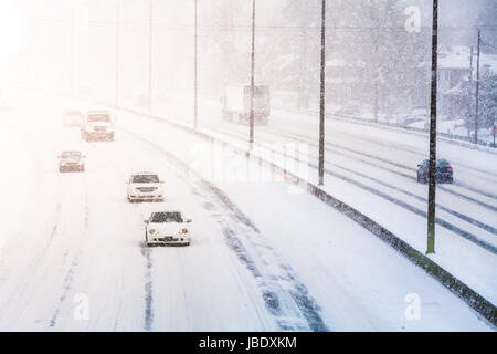 Störenden Sonnenuntergang Licht und Schneesturm auf der Autobahn aufgrund der schlechten Sichtbarkeit Stockfoto