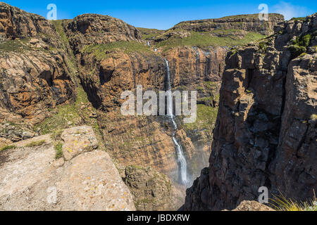 Wasserfall an der Spitze der Sentinel Wandern, Drakensberge, Südafrika Stockfoto