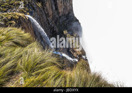 Tugela Falls fallen in die Wolken auf Sentinel Wandern Sie in die Drakensberge Stockfoto