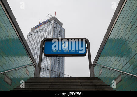 Alexander Platz u-Bahn Tor im Zentrum von Berlin Stockfoto