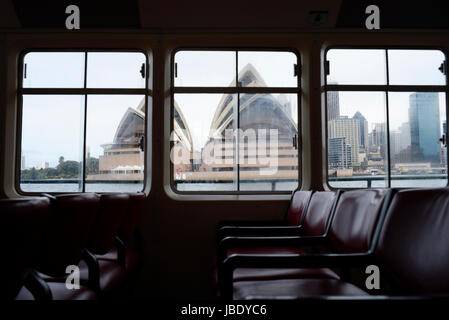 Blick auf das Opernhaus von Sydney von einer Fähre im Hafen von Sydney. Stockfoto
