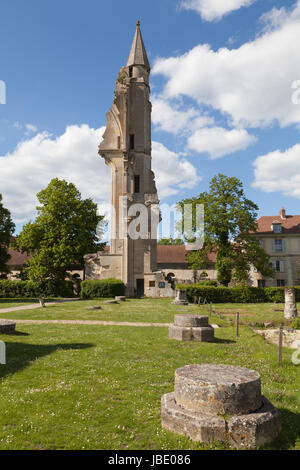 Turm mit Wendeltreppe, die nordöstliche Ende des Querschiffs gekennzeichnet. Royaumont Abtei, Frankreich. Stockfoto