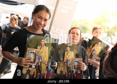 Besucher der offenen Trauer-Zeremonie für die späte König Bhumibol in Bankgkok Stockfoto