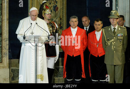 Rom, Italien. 10. Juni 2017. Papst Francis spricht anlässlich eines offiziellen Besuchs des Präsidenten der italienischen Republik Sergio Mattarella im Palazzo Quirinale in Rom am 10. Juni 2017. (Foto: Giuseppe Ciccia/Pacific Press) Bildnachweis: Pazifische Presse/Alamy Live-Nachrichten Stockfoto