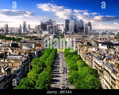 Blick auf die Avenue De La Grande Armee und moderne Viertel la Défense vom Arc de Triomphe in Paris, Frankreich Stockfoto