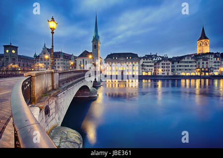 Blick auf Fraumünster Kirche und Kirche von St. Peter bei Nacht, Zürich, Schweiz Stockfoto