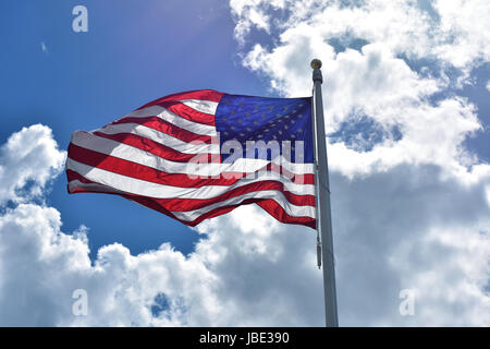 Stars And Stripes Wellen gegen einen fairen Himmel. Stockfoto