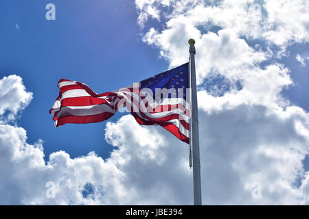 Stars And Stripes Wellen gegen einen fairen Himmel. Stockfoto