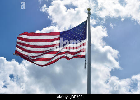 Stars And Stripes Wellen gegen einen fairen Himmel. Stockfoto