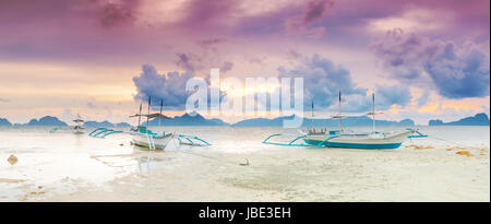 Traditionelle philippinische Boote Bangka bei Sonnenuntergang. Panorama Stockfoto