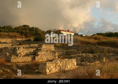 Sewastopol, Russland - 17. September 2007: antike Stadt Chersones, Ruinen der Basilika (c. VI-X), am Schwarzen Meer Hintergrund, Crimea Stockfoto