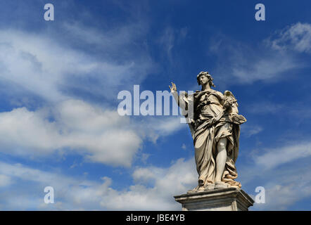 Engel-Statue im Zentrum von Rom hält die Nägel des Heiligen Kreuzes mit himmlischen Himmel auf Sant'Angelo Brücke Stockfoto