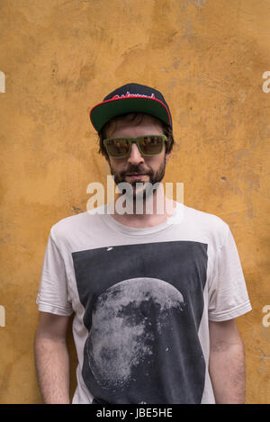 Mann vor gelbe Wand Stockfoto