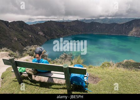 Frau, genießen den Blick auf Quilotoa loop Stockfoto