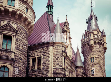 MOSZNA, Polen - 4. Juni 2017: The Moszna Castle ist ein historischer Palast befindet sich in einem kleinen Dorf in Moszna ist eines der bekanntesten Denkmäler in Uppe Stockfoto