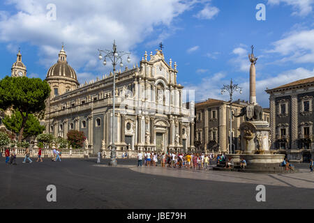 Piazza del Duomo (Domplatz) mit der Kathedrale von Santa Agatha und der Elefant Skulptur Brunnen - Catania, S Stockfoto