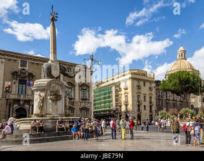 Piazza del Duomo (Domplatz) mit der Kathedrale von Santa Agatha und der Elefant Skulptur Brunnen - Catania, S Stockfoto