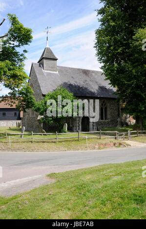 St. Marys Church, Strumpf Pelham, Hertfordshire, steht eine kleine Kirche auf einer Anhöhe an der Biegung der Straße aus dem frühen vierzehnten Jahrhundert. Stockfoto
