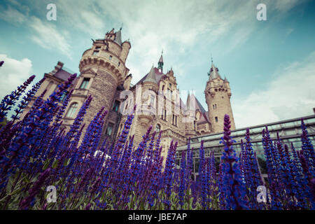 MOSZNA, Polen - 4. Juni 2017: The Moszna Castle ist ein historischer Palast befindet sich in einem kleinen Dorf in Moszna ist eines der bekanntesten Denkmäler in Uppe Stockfoto