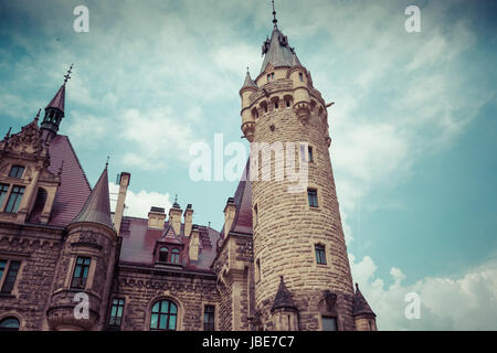 MOSZNA, Polen - 4. Juni 2017: The Moszna Castle ist ein historischer Palast befindet sich in einem kleinen Dorf in Moszna ist eines der bekanntesten Denkmäler in Uppe Stockfoto