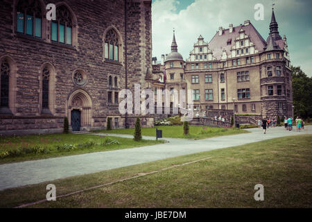 MOSZNA, Polen - 4. Juni 2017: The Moszna Castle ist ein historischer Palast befindet sich in einem kleinen Dorf in Moszna ist eines der bekanntesten Denkmäler in Uppe Stockfoto
