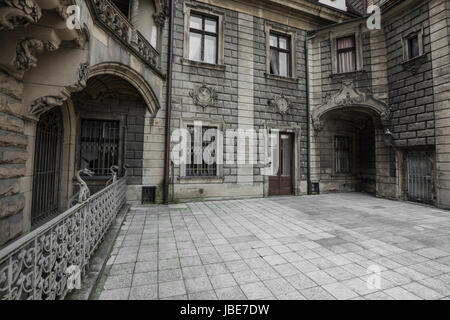 MOSZNA, Polen - 4. Juni 2017: The Moszna Castle ist ein historischer Palast befindet sich in einem kleinen Dorf in Moszna ist eines der bekanntesten Denkmäler in Uppe Stockfoto