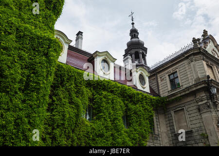 MOSZNA, Polen - 4. Juni 2017: The Moszna Castle ist ein historischer Palast befindet sich in einem kleinen Dorf in Moszna ist eines der bekanntesten Denkmäler in Uppe Stockfoto