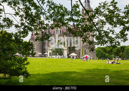 MOSZNA, Polen - 4. Juni 2017: The Moszna Castle ist ein historischer Palast befindet sich in einem kleinen Dorf in Moszna ist eines der bekanntesten Denkmäler in Uppe Stockfoto