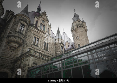 MOSZNA, Polen - 4. Juni 2017: The Moszna Castle ist ein historischer Palast befindet sich in einem kleinen Dorf in Moszna ist eines der bekanntesten Denkmäler in Uppe Stockfoto