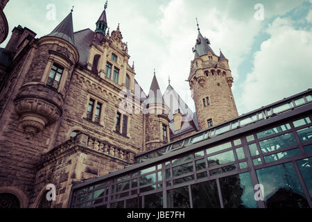 MOSZNA, Polen - 4. Juni 2017: The Moszna Castle ist ein historischer Palast befindet sich in einem kleinen Dorf in Moszna ist eines der bekanntesten Denkmäler in Uppe Stockfoto