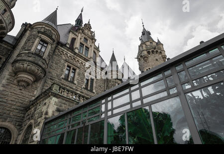 MOSZNA, Polen - 4. Juni 2017: The Moszna Castle ist ein historischer Palast befindet sich in einem kleinen Dorf in Moszna ist eines der bekanntesten Denkmäler in Uppe Stockfoto