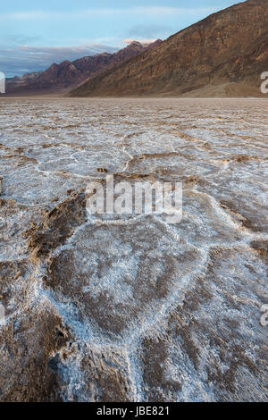 Die berühmte Landschaft des Badwater Basin, der tiefste Punkt der westlichen Hemisphäre, während des Sonnenuntergangs Stockfoto