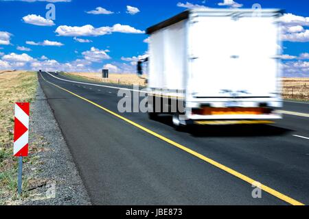 Große Transporter LKW Reisen entlang der Autobahn mit Geschwindigkeit Stockfoto