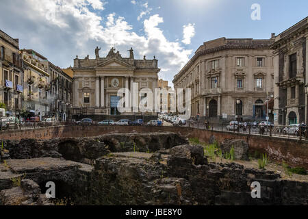 Ruinen von Roman Amphitheater auf dem Stesicoro Platz mit Kirche San Biagio auf Hintergrund - Catania, Sizilien, Italien Stockfoto