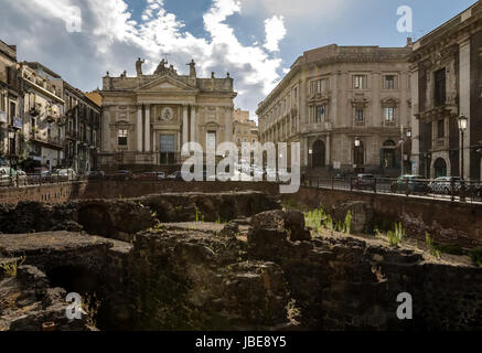 Ruinen von Roman Amphitheater auf dem Stesicoro Platz mit Kirche San Biagio auf Hintergrund - Catania, Sizilien, Italien Stockfoto