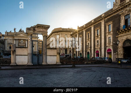 Stesicoro Square und der Eingang zu den Ruinen von Roman Amphitheater bei Sonnenuntergang - Catania, Sizilien, Italien Stockfoto