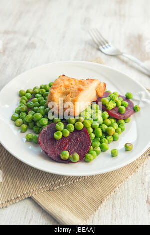 Seitan mit Erbsen und rote Beete für veganes Essen Stockfoto