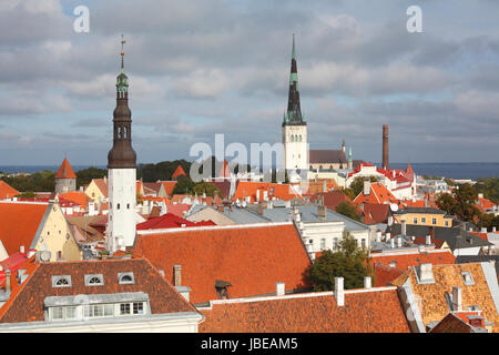 Altstadt mit Heiligen-Geist-Kirche und kirchliche Viw vom Rathausturm, Tallinn, Estland, Baltikum, Europa Stockfoto