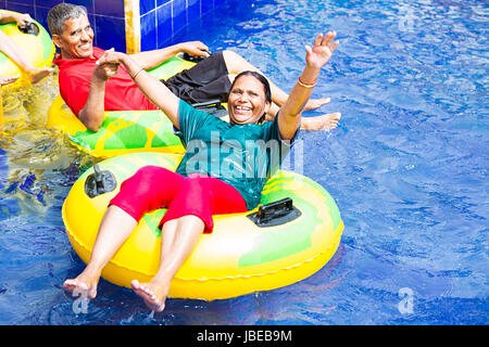 Indische Senioren Paar Waterpark aufblasbaren Ring Floating genießen Stockfoto