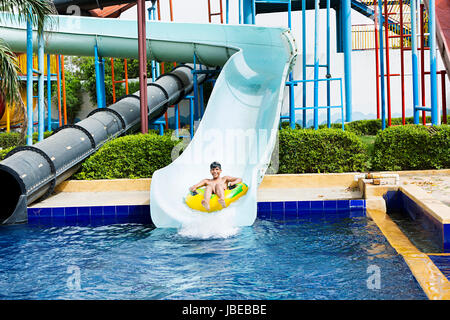 1 Indischen kleiner Junge Schiebetüren Waterpark Schwimmbad genießen Stockfoto