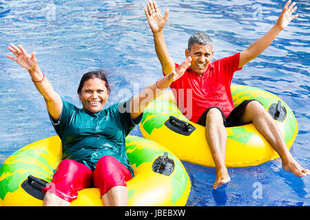 2 indische Senioren Paar Waterpark aufblasbaren Ring Floating Spaß Stockfoto