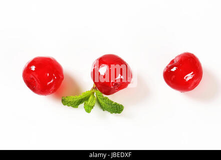 Maraschino-Kirschen in Sirup kandierte gesteinigt Stockfoto