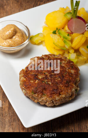 Bayerische Fleischpflanzerl Mit Kartoffelsalat Stockfoto