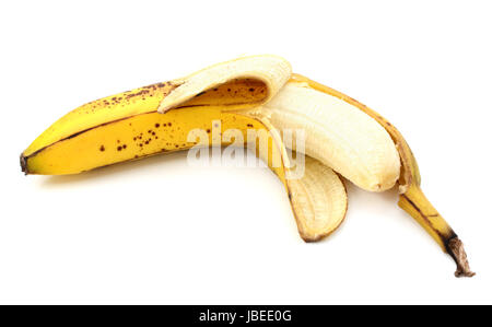 Hälfte geschält überreifen, fleckig Banane, isoliert auf weißem Hintergrund Stockfoto