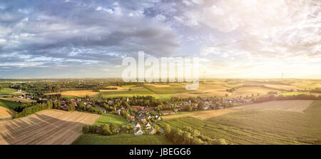 Luftbild auf einem kleinen Dorf nördlich der Alpen Stockfoto