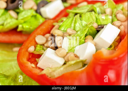 Gefüllte Paprika mit Feta-Käse und Gemüse gebraten Stockfoto