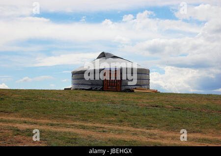 Traditionellen Jurte Zelt nach Hause Ger der mongolischen Nomaden auf den Grasebenen der Steppe mit bunten Hügeln Stockfoto