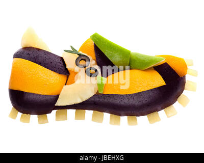 Obst und Gemüse in Form von einem Schuh Sieb isoliert auf weiss. Stockfoto