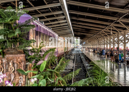 wartenden Plattformen an Hua Lamphong Station in bangkok Stockfoto